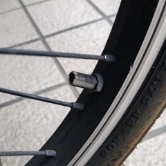 空気を入れる部分が折れてパンク